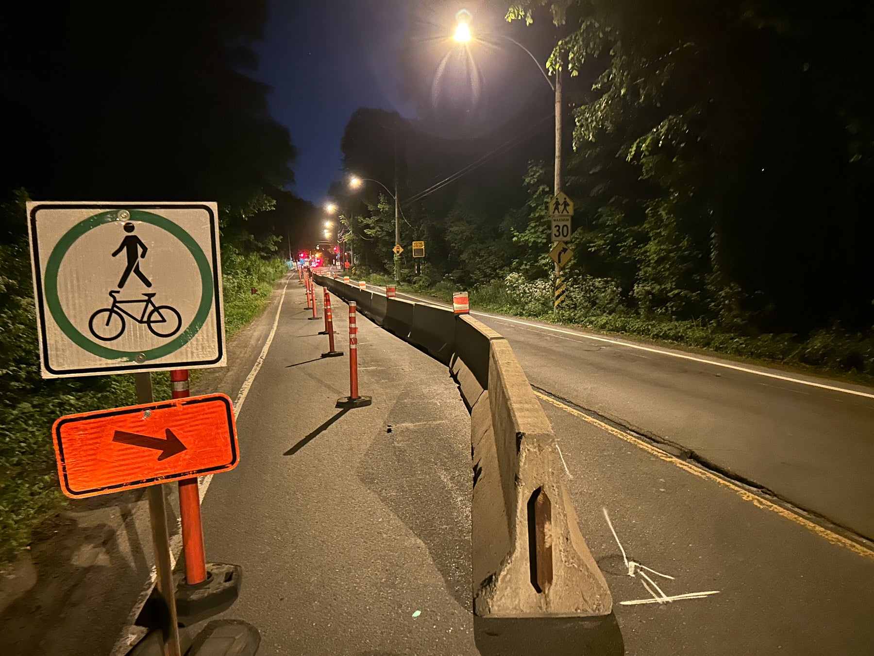 Glissières de béton installées de nuit sur un chantier routier